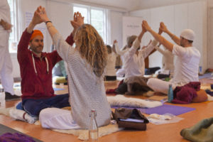 Studenten van de opleiding Kundalini Yoga Coach tijdens een kriya